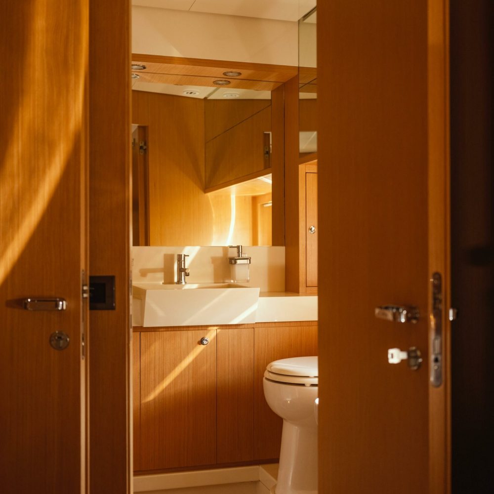 ad-nautica-dettaglio-bagno-con-raggio-di-sole